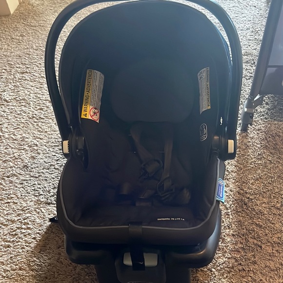 GRACO infant boy car seat with base - Picture 1 of 3